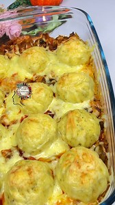 Chiftele din cartofi cu cascaval si legume la cuptor! Reteta ☘️1 ceapa ☘️putina sare, piper ☘️kaizer ☘️400 gr cartofi ☘️150 gr tocana de legume ☘️80 gr faina ☘️1 ou ☘️oregano ☘️200 gr cascaval | Ella Cooking