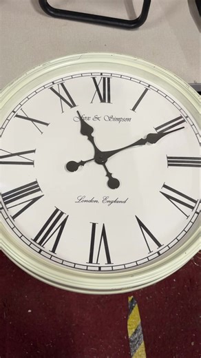 Up for auction is a battery operated clock , starting price of £5 , bidding to end Sunday evening at 9pm with a soft finish 28/12/25 #clock #homedeco #tiktok | waterfoot auction