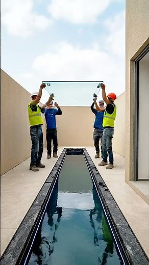 Patio de Concreto a Santuario Exterior | Diseño de Pasarela de Vidrio sobre Piscina Único
