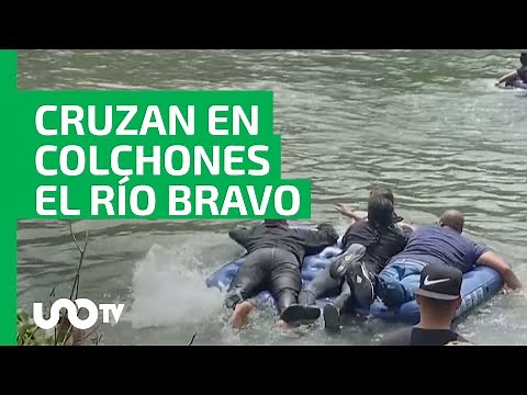Migrantes cruzan a EU por el Río Bravo hasta en colchones: imágenes