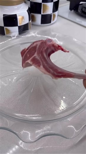 Sütlü pirzola Malzemeler: • 8 adet pirzola • Bir su bardağı süt • Bir kaç damla limon • Tuz, karabiber, pulbiber, nane, kekik • Fırın poşeti Hazırlanışı: Öncelikle etlerimizi süt ve limon suyu ile en az 2 saat marine edelim. (Bu işlemi geceden de yapabilirsiniz.) Marine ettiğimiz etlerimizin sütünü süzelim. Ve baharatları ile güzelce harmanlayalım, fırın poşetine yerleştirelim. Fırın poşetinin üzerine kürdan ile birkaç defa delikler açalım (fırın poşetinin patlaması için). 180°’de önceden ısıtıl