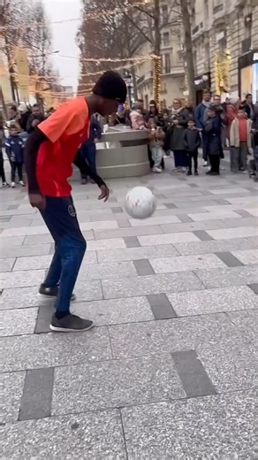 Ousmane Fofana 🇫🇷🇬🇳 on Instagram: "Street show aux champs Élysée ! ⚽️❤️⭐️ Si ce spectacle t’a plu ? et que tu souhaites que j’intervienne pour : • un événement • un anniversaire • un mariage • une animation sportive ou scolaire 📩 Contact pro : mani.freestyle.pro@gmail.com Rien n’arrive par hasard ! 💯 #show #freestyle #champsélysées #public"