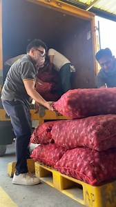 Siguradong fresh at mabilis ang delivery ng mga sibuyas mo! Whether for business or home use, we deliver with care. #APCargo #OnionDelivery | AP Cargo