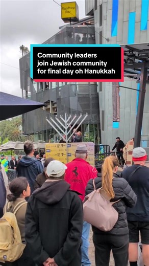 Final Day of Hanukkah Celebrated in Melbourne