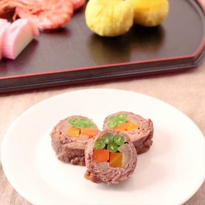『牛肉の野菜巻き』 調理時間：30分 費用：400円前後 《レシピはこちら》 https://www.kurashiru.com/recipes/5df6e63a-7fe7-436c-9065-42adcbdbbbf7 作り方に悩んだ時は、アプリでコメントお待ちしております。 ごぼう、にんじん、さやいんげんを牛肉で巻き、甘辛く焼きました。普段の食卓の一品にはもちろん、おもてなしや、おせちの一品としてもご利用出来ます。色鮮やかなにんじんとさやいんげんに、ごぼうの旨味が甘辛い牛肉とよく合います。是非お試しくださいね。 | kurashiru［クラシル］