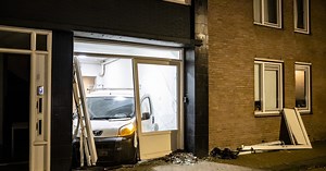 Bedrijfsbus rijdt pui Tilburgse bedrijfshal van binnenuit aan diggelen: grote ravage