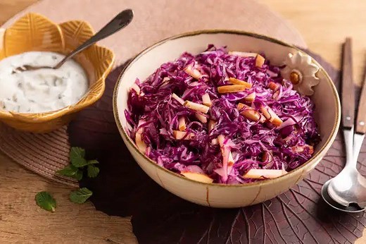 Salada de repolho-roxo, maçã e molho de iogurte | Receitas