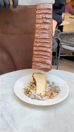 巨大チョコラクレットをかけたバスクチーズケーキ🍫 #japanesefood