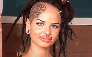 “This is what a beauty this model was before all the tattoos, piercings and horns” 😲🧐 Ch. Ray, known for her bold and unconventional look, wasn’t always like this. In rare archive photos, she looked like any other girl before lip augmentation led to a dramatic transformation. See her stunning before-and-after photos in the comments below 👇 | Worldwide Stars