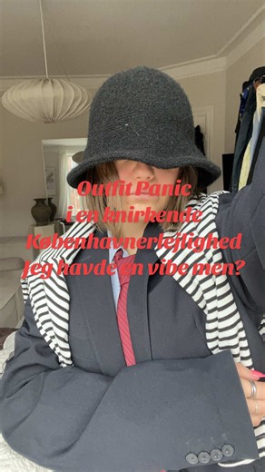 Jeg har lavet en ny video… på en helt ny måde. Jeg snakker jer igennem hele processen, mens vi sammen prøver at lave et outfit. Det starter selvsikkert. Jeg har en plan. En vision. En vibe. Og så… fungerer det overhovedet ikke. Halvvejs inde i videoen kan I seriøst se panikken brede sig. Jeg stirrer på spejlet. Tænker. Fortryder. Skifter. Tager det samme på igen. Tager det af igen. Klassisk. Mit gulv i min gamle københavnerlejlighed knirker desuden dramatisk under hele processen, så det lyder so