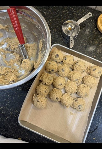Spending the coldest weekend of the year baking Claire Saffitz’ Brown Butter Chocolate Chip Cookies ofc 🍪 #polarvortex #bakingcookies #weekendplans