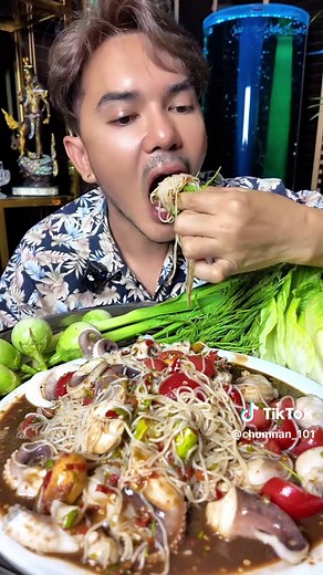 อีสานพาสวบ: เมนูแซ่บหนวดหมึกและข้าวปุ้น