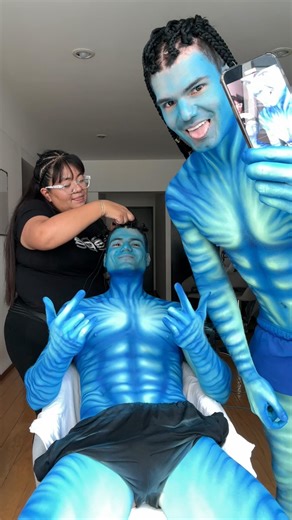 ¡Así nos convertimos en AVATARS! 👻💙 ¿Que si valió la pena las 10 horas de preparación? Cada maldit0 segundo... Halloween 2024 ✅. Gracias Dios por tanto! ☝🏼 #Avatar #gemeloscastillo #avatars #halloween GRACIAS @mazon.puppets @bfbraids @vicmucio por ayudarnos 💙 | The Castillo Twins