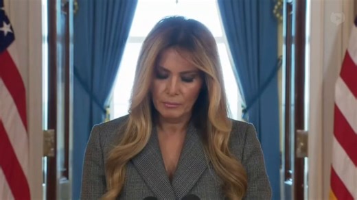 Εντελώς ξαφνικά από το πουθενά, πριν λίγο βγήκε ζωντανά σε όλα τα κανάλια η Μελάνια και μας είπε ότι ΔΕΝ έχει ουδεμία σχέση με τον Επσταιν ούτε η ίδια, ούτε ο Τραμπ και οτιδήποτε κυκλοφορεί είναι ψέμματα.Φαντάζεστε τι έρχεται ??