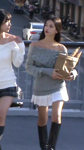 Trendy Off-Shoulder Sweater Outfits for a Chic Look