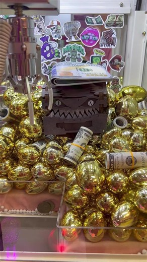 What treasure is hidden inside the claw machine?! Part 49 #arcade #clawmachine #prize