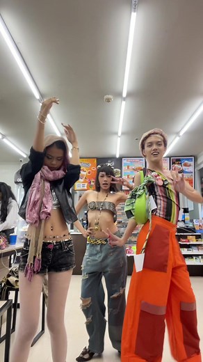 dc: @⊹˚₊𝜗𝜚₊˚⊹ 🕺| @hya @my professor calls me bling²