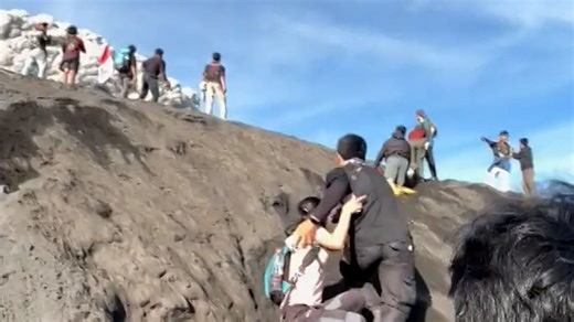 Vulkan bricht aus - Touristen flüchten