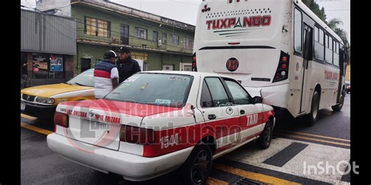 Autobús de la línea TVT se echa en reversa y termina sobre un taxi en Orizaba Orizaba, Ver.– Las BrevesMx-Icker Zepeda Un autobús de pasaje de la línea TVT protagonizó un aparatoso accidente al echarse en reversa sin la debida precaución, terminando encima de un taxi de Orizaba que se encontraba detenido sobre la Calle Real, debido a un bloqueo realizado por docentes de la Universidad Popular Autónoma de Veracruz (UPAV). El percance dejó como saldo cuantiosos daños materiales, así como la movili