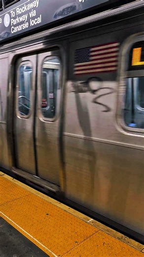 NYCS: #R143 on the L arriving @ Bedford Ave #mta #youtubeshorts #nycsubway #4k #hdr #Brooklyn