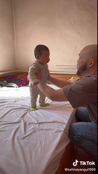 😭 поддержите лайками . Я не верю она потянулась , теперь я верю в связь между отцом и детьми . Ведь она даже бабушку не узнала после 10 дней больницы 🥺