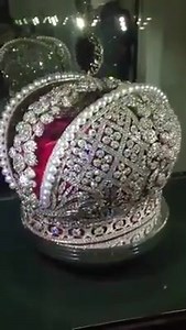𝗧𝗵𝗲 𝗜𝗺𝗽𝗲𝗿𝗶𝗮𝗹 𝗖𝗿𝗼𝘄𝗻 𝗼𝗳 𝗥𝘂𝘀𝘀𝗶𝗮, was used by the monarchs of Russia from 1762 until the Russian monarchy's abolition in 1917. The Great Imperial Crown was first used in a coronation by Catherine the Great, and it was last worn at the coronation of Nicholas II. It was displayed prominently next to Nicholas II on a cushion at the State Opening of the Russian Duma inside the Winter Palace in St. Petersburg in 1906. It survived the 1917 revolution and is currently on display in 