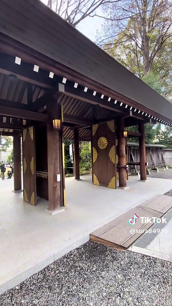 2026年に行くべき最強神社⁉︎ 阿佐ヶ谷神明宮は、約3,000坪の豊かな緑に囲まれた、都内最大級の伊勢神宮勧請（かんじょう）神社です。日本で唯一の「八難除（はちなんよけ）」祈祷や、レースブレスレット型の御守「神（かん）むすび」が非常に人気で、特に厄年や人生の転機に訪れる参拝者が多いパワースポットです。 主祭神は天照大御神（アマテラスオオミカミ）に加え、月読命（ツクヨミノミコト）、須佐之男命（スサノオノミコト）の三貴子を御垣内に併祀しており、これらが揃うのは非常に珍しいです。 2026年は九星気学で四緑木星が注意年ということで、参拝がてらご祈祷もしてきました。また、六白金星・七赤金星も流れが乱れやすいとされます。「何も起こらないようにする」。それも立派な開運。大きな変化を求めるより、静かに整える一年にしたい人にこそ、阿佐ヶ谷神明宮のご祈祷は心強い味方です。 #阿佐ヶ谷神明宮 #神社 #パワースポット ##遠隔参拝 #日本の風景