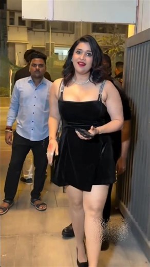 😱Mannara Chopra अपनी Dress को लेकर क्यों हुई Troll? 😱 #mannarachopra#yt #ytshorts #entertainment