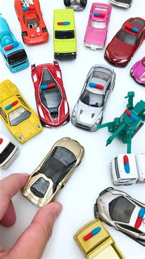 Police Cars Surround the Golden Lamborghini?!🚔🚨✨Tomica & Hot Wheels Territory