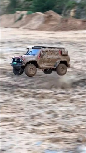 KM TANK 300 SPRINTING THROUGH THE MUD #km #rchobby #rccars