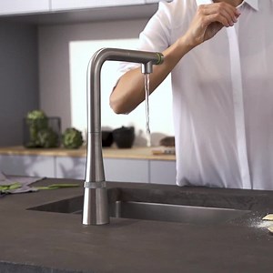 En cuisine, on aime quand c'est facile !👌C'est toute la philosophie de notre mitigeur GROHE SmartControl ! On vous dévoile dans cette vidéo, comment garder le contrôle du débit d'eau, du bout des doigts !👇 | GROHE