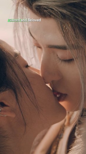 Our first kiss, her face flushed crimson.😳💋 #iqiyi #iqiyioriginal #swordandbeloved #changhuasen #zhangkaiying #cdrama #costumedrama #mustwatch #爱奇艺 #陆剧 #天地剑心 #常华森 #张凯莹 | iQIYI