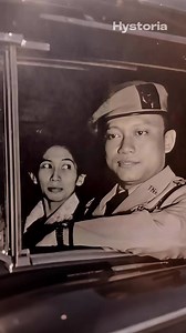 Sarwo Edhie Wibowo menjadi tokoh kunci dalam operasi penumpasan PKI pasca G30S 1965. Sebagai sahabat dekat Jenderal Ahmad Yani yang tewas dalam peristiwa tersebut, ia memimpin RPKAD dalam aksi militer brutal di Jawa Tengah, Jawa Timur, hingga Bali. Operasi ini menewaskan ratusan ribu hingga jutaan orang yang dituduh terlibat PKI. Hingga akhir hayatnya, Sarwo Edhie tetap mempertahankan angka korban yang tinggi. Simak kisah lengkapnya dalam video ini. #SarwoEdhieWibowo​ #G30S​ #PKI1965​ #SejarahIn