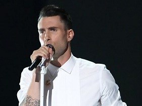 Adam Levine canta “Let It Be” e “Tiny Dancer” com finalistas do “The Voice EUA” |