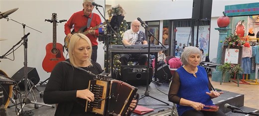 BELLE PIÈCE par LYINDA GAUDREAULT a L'ACCORDÉON de Toute BEAUTÉ..MERCI BEAUCOUP ma BELLE...le 13 décembre 2025 Centre D'ACHAT...CABANO... 🎉💖🎶👏 | Georges Émile Fortin
