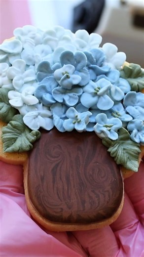 Hydrangeas in Wood Vase Cookie 💙 | Elegant Royal Icing Cookie Design