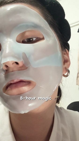 I'm testing the hydrogel mask from VT for the first time ✨ First, you need to apply the viral Reedle Shot: I love the Reedle Shot 100 and 300, they're great against enlarged pores 💗 Then, apply the mask and leave it on until morning. I woke up with glowing and plumped skin 💦 @vtcosmetics_global @VTcosmetics_official Find them on : ❥YesStyle : ALEX10   SNAMEL5 ❥Stylevana : INF10SNA ❥Seven Young : AMELIE10 ❥Amazon #Vtfluencer #reedleshot #reedleshotchallenge #hydrogelmask #overnightmask #koreans