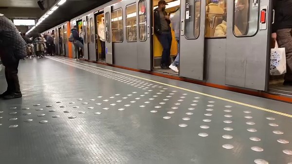 Cette nuit, l'horloge recule d'une heure. 🕰 Nous avons déjà pris nos précautions. 😅 | STIB