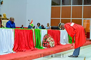 Léopold Kabura Umukuru wa Sentare yubahiriza amatunga ya Reta yarahiye kuri uwu wa mbere mu ngoro y'amakoraniro mu #Kigobe, imbere y'Umukuru w'Igihugu c'Uburundi. #Burundi | Mashariki TV