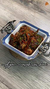 1M views · 21K reactions | AYAM MASAK SOS KARi #jommasakngankakzaidah ep626 Bahan-bahannya : 1 ekor ayam 2 sudu makan lada serbuk 2 sudu makan rempah kari ayam 2 bawang besar 6 ulas bawang putih 3 sudu makan cili kisar 1/2 inci halia 2 batang cili merah 3 sudu makan sos tiram 5 sudu makan sos cili 5 sudu makan sos tomato 1 sudu makan rempah kari ayam 2 tangkai daun kari Garam 1 mangkuk kacang peas Air secukupnya Selamat mencuba! ❤️ | Zaidah Ibrahim | Facebook