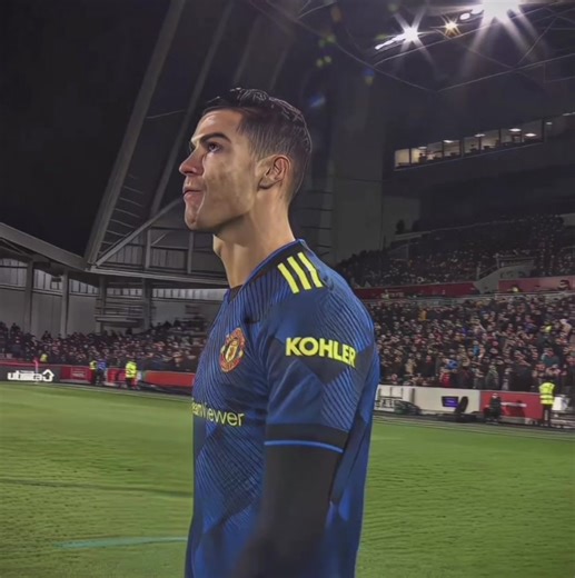 شو واثق بحالو شو قلبو قــوي😍🔥!! #cristianoronaldo #fyp #foryou200