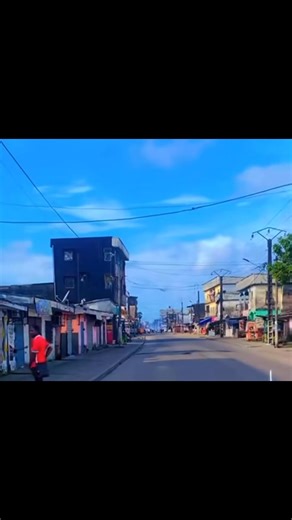 Quand on écoute la voix de cet individu, on comprend vite son objectif : tenter de dresser les Camerounais les uns contre les autres, surtout les Douala contre les Bassa, en faisant passer les BASSA, comme des traîtres à New-Bell…… quelle supercherie ❓ Mais qu’il se renseigne d’abord sur l’histoire ! New-Bell, c’est un quartier cosmopolite, symbole du vivre-ensemble camerounais. Douala, Bassa, Bamiléké et bien d’autres y ont vécu côte à côte, dans la fraternité, le respect et la solidarité. Aujo