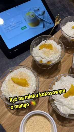 🥥🍚 Ryż na mleku kokosowym z mango 🥭 Kremowy, delikatny i naturalnie słodki Idealny deser lub śniadanie, gdy masz ochotę na coś prostego. A wszystko w kilka minut 💛 Składniki: 200 g mango dojrzałego lub z puszki 400 g mleka 150 g mleczka kokosowego 100 g ryżu jaśminowego 30 g cukru u mnie ksylitolu ¼ łyżeczki kardamonu nie miałam 1 laska cynamonu podzielona na pół 1 łyżeczka cukru waniliowego 1 - 2 łyżki wiórek kokosowych Wykonanie: Do naczynia miksującego wlać mleko i mleczko kokosowe, dodać
