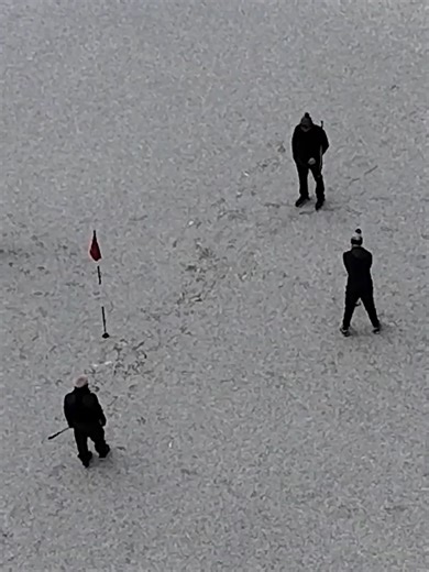 Nothing will stop these keen golfers at Lee Park Golf club 🏌️ ❄️ #liverpoolecho #liverpool #merseyside #golf