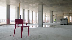 #JDNgrows • Our new office building is growing, from construction pit to rooftop. Every now and then, we invite a colleague to take a seat on the red #JDNchair for a sneak peek of the future office building. 👀🏗️ Jakoba, our CSR Officer took a seat. “Sustainable construction starts with sustainable building materials and resources, but a thoughtful design strategy is just as important to ensure a long life of the building. And that is exactly what our colleagues have done for the new office bui