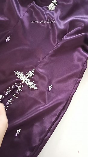 853K views · 6.8K reactions | prosesnya hati hati dan teliti . #tutorial #tutorialmenjahit #tailor #tipsandtrick #penjahit #tutorialpayet #payet #beads #sequin #sewing #sewingtrick #sewinghack #reels #kebaya #bajupesta #kebayaakad #kebayatunangan #kebayamodern #bajukurungpayet #bajupestapayet #gaunakad #gaunakadmuslim #payetmutiara | Eva modiste channel | Facebook
