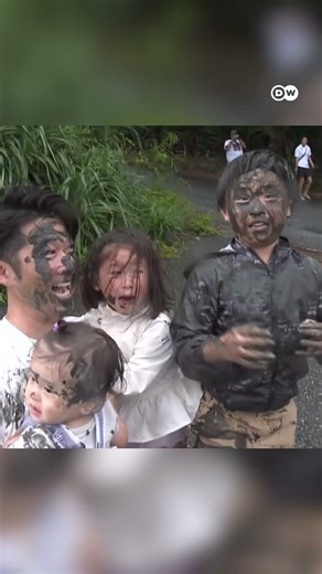 जापान में कीचड़ वाली 'होली' [Japan Residents Chase Out Evil by Smearing With Mud]