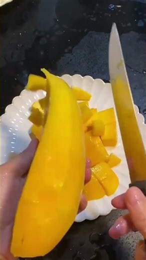 How to Cut a Mango Easiest Way? #mango #cuttingskills #shortsvideo