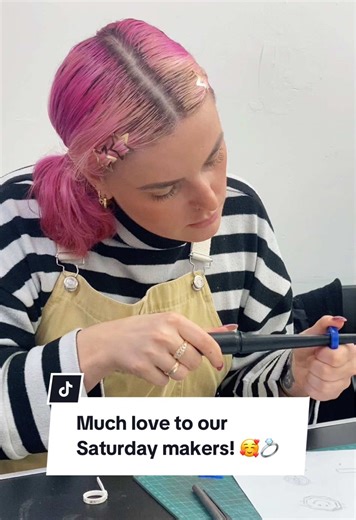 Much love to our Saturday makers! 🥰💍 We’ve been söö impressed by the creativity shown! 🌟 Thank you for crafting with us joining the #StookiMovement and our growing community 🫶 Will 2026 be your time to create something meaningful? 🤗✨💎 • A couple of spots left for Sunday’s workshops! Böök today and get 10% off our Jewellery Making Workshop for TWO tickets - Link in bio 🚀 • Jöin The Mövement - www.stooki.co.uk 💙 • • • #stooki #experience #london #handmadejewelry
