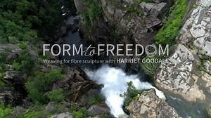 𝗜𝗺𝗮𝗴𝗶𝗻𝗲 𝗰𝗿𝗲𝗮𝘁𝗶𝗻𝗴 𝗰𝗼𝗻𝘁𝗲𝗺𝗽𝗼𝗿𝗮𝗿𝘆 𝘄𝗼𝘃𝗲𝗻 𝗳𝗶𝗯𝗿𝗲 𝘀𝗰𝘂𝗹𝗽𝘁𝘂𝗿𝗲𝘀 𝘄𝗶𝘁𝗵 𝗺𝗮𝘁𝗲𝗿𝗶𝗮𝗹𝘀 𝘁𝗵𝗮𝘁 𝘆𝗼𝘂 𝗵𝗮𝘃𝗲 𝗳𝗼𝘂𝗻𝗱 𝗮𝗻𝗱 𝗳𝗼𝗿𝗮𝗴𝗲𝗱 𝗳𝗿𝗼𝗺 𝘆𝗼𝘂𝗿 𝐨𝐰𝐧 𝗲𝗻𝘃𝗶𝗿𝗼𝗻𝗺𝗲𝗻𝘁? Under the expert guidance of woven lighting and fibre sculptor Harriet Goodall, it’s easier than you might think. Expressions of interest are now open for Harriet’s signature online experience with Fibre Arts Take Two. We are thrilled to offer you the opportunity t